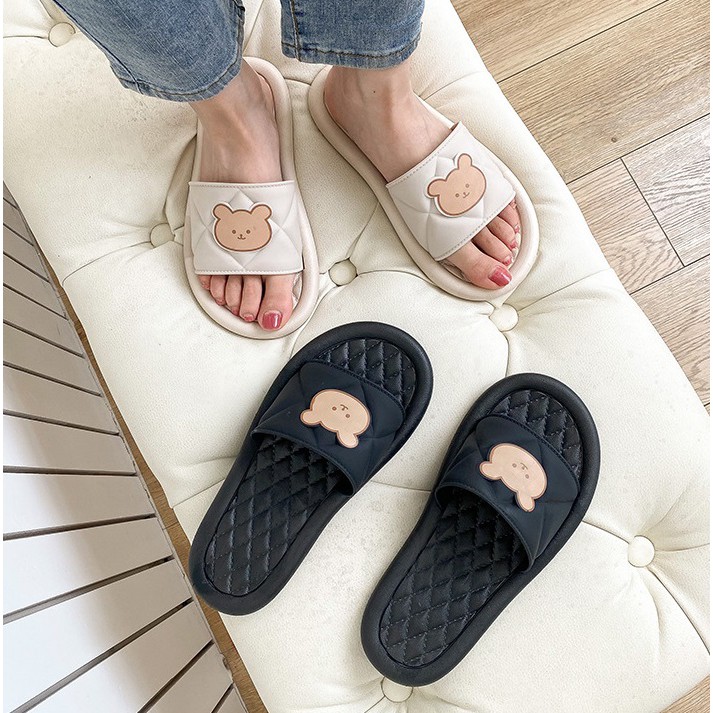 S20 Sandal Slop Karet Wanita Empuk  Motif Beruang Lucu Sendal Selop Rumah Hotel Women Home Sandals Elastis Cewek Perempuan Murah Miniso Dapur Kamar Mandi Import Korea Karakter Bear Premium Eva Tebal Hitam Sepatu Pria Cowok Laki Laki Jepit Anti Slip Keren-7