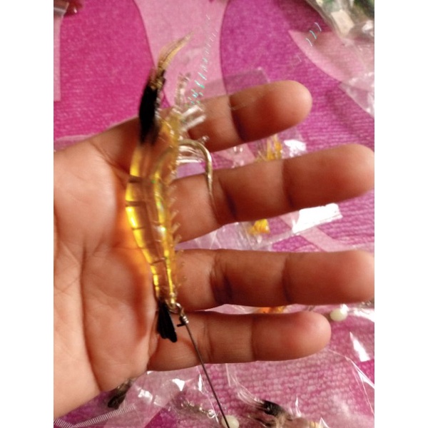 umpan pancing udang bisa menyala dalam air