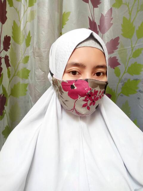 masker katun jepang bolak balik motif bunga.