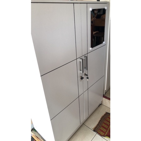 Lemari Anak Kost Bercermin dan Berengsel