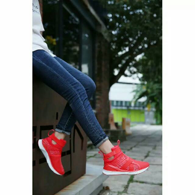 sepatu cewek merk puma