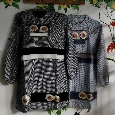 Tunik katun tebal motif kotak kecil aplikasi bunga tempel