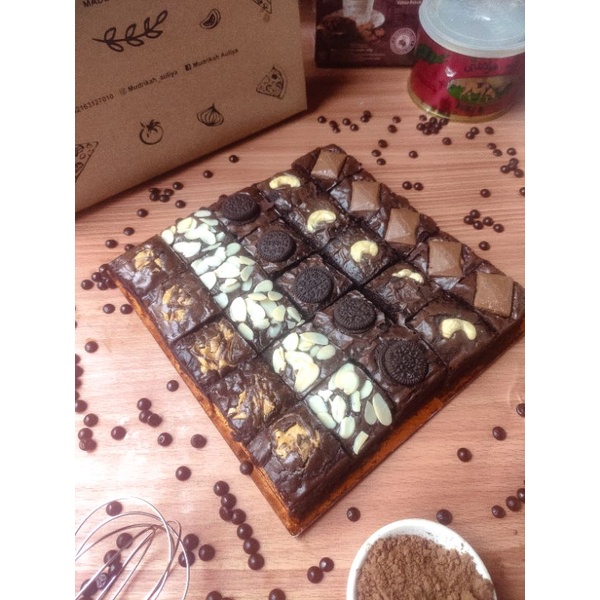 

fudgy brownies topping silverqueen, mente, almond, Oreo, keju, selai kacang skippy