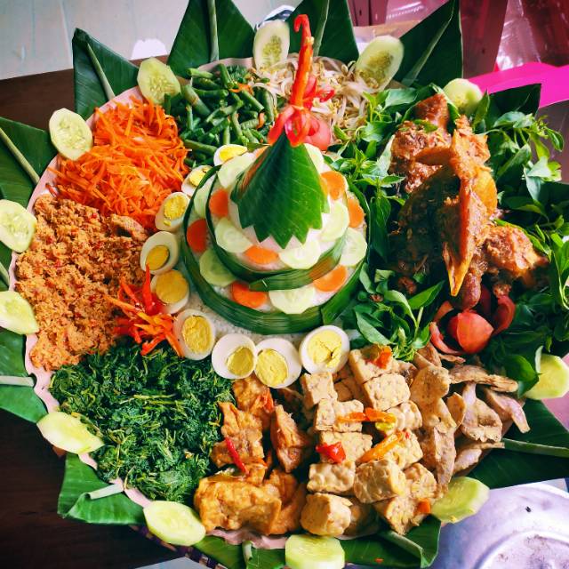 

Tumpeng dengan Ingkung