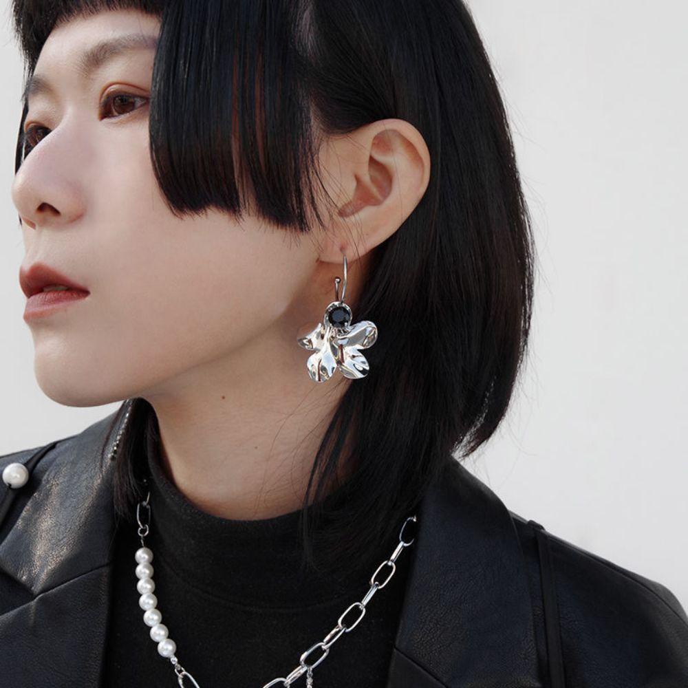 NEEDWAY Asimetris Bunga Anting Temperamen Kualitas Tinggi Perempuan Perhiasan Desain Rasa Hadiah Indah Wanita Telinga Studs