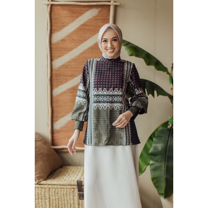 Nawa Blouse in Turtle - Wearing Klamby