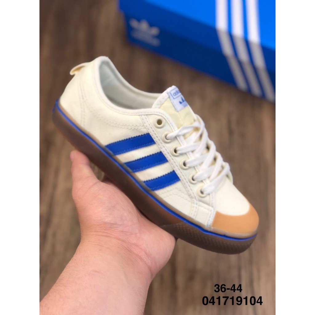 Sepatu Sneakers Bertali Desain Adidas Bahan  Kanvas  