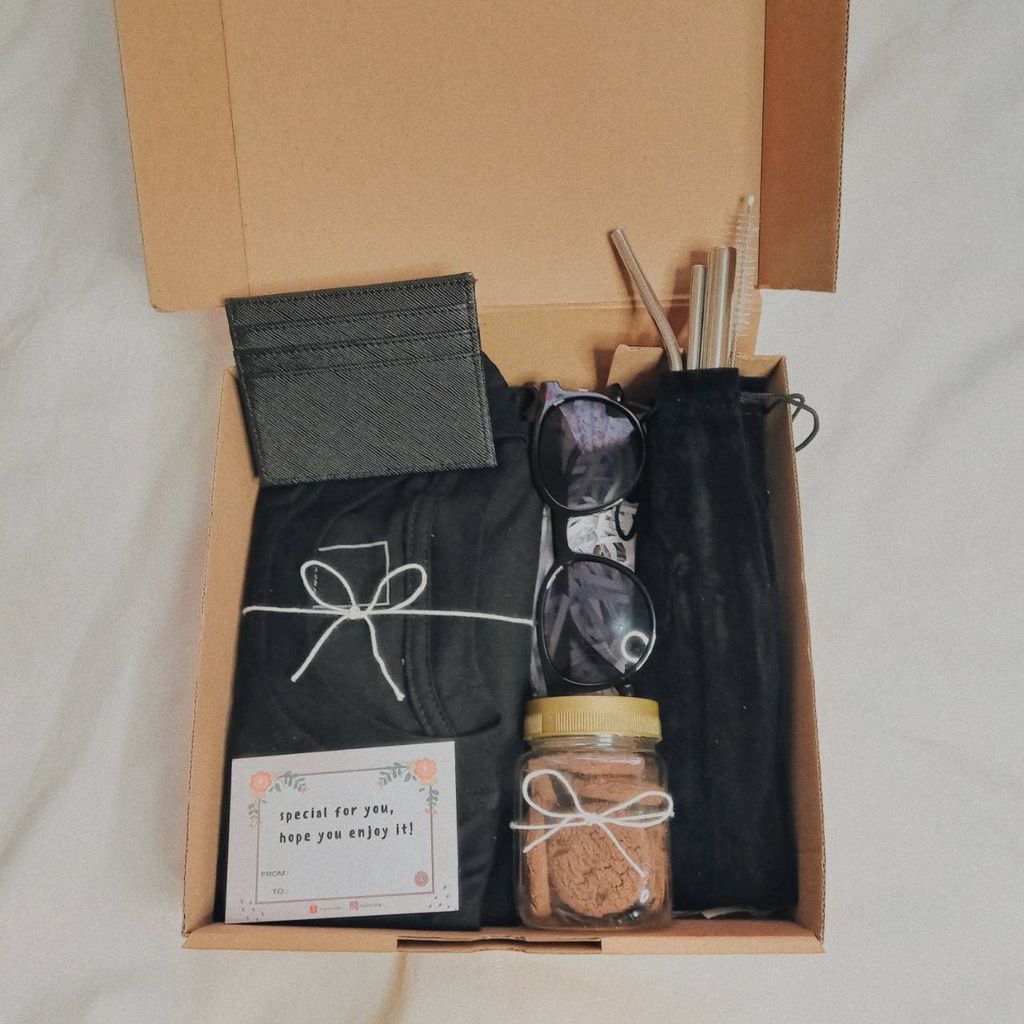 

Hampers Kado Gift Box Pacar Anniversary Wisuda Ulang Tahun Cowo Cewe
