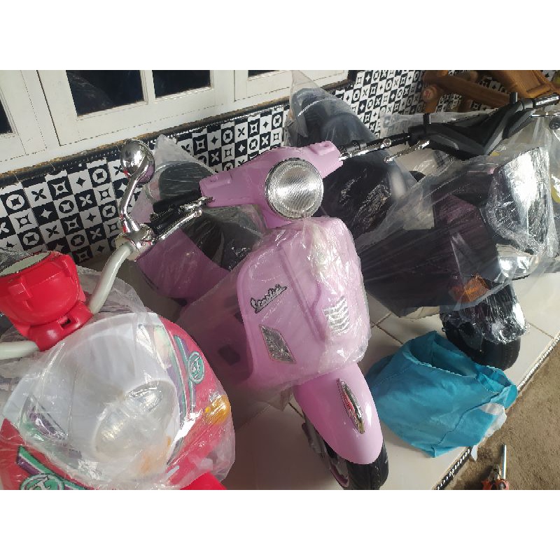 MAINAN MOTOR AKI ANAK VESPA MATIC VESTIC SCOOTER  M-288