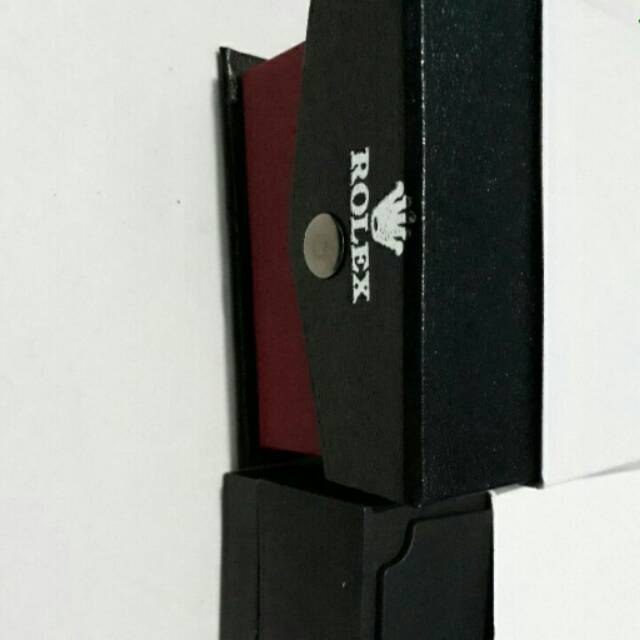 Kotak jam tangan yg bermerek dg yg polos.