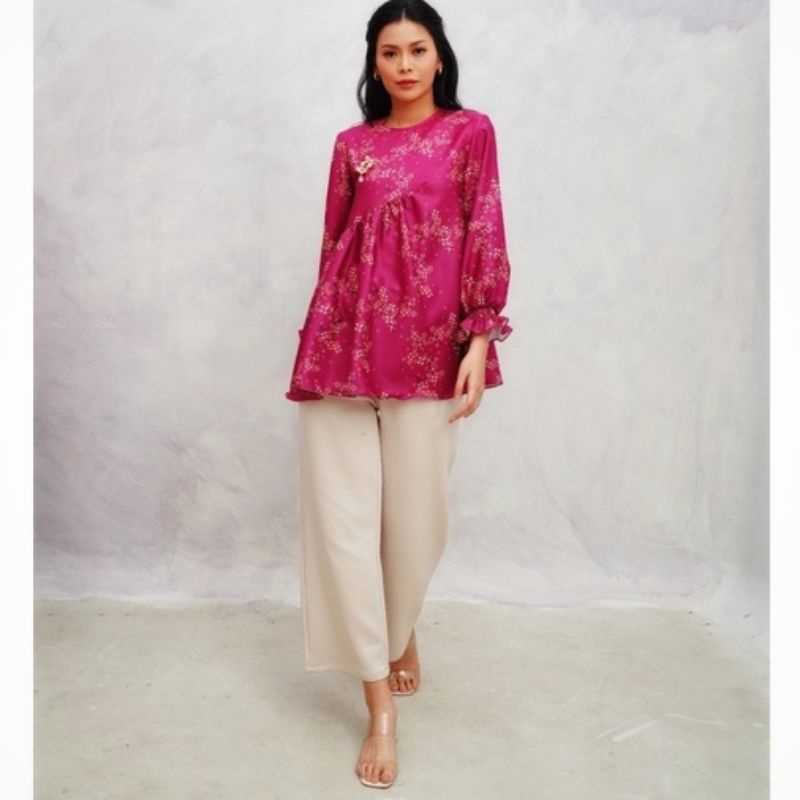 Bella Blouse Wearing Klamby