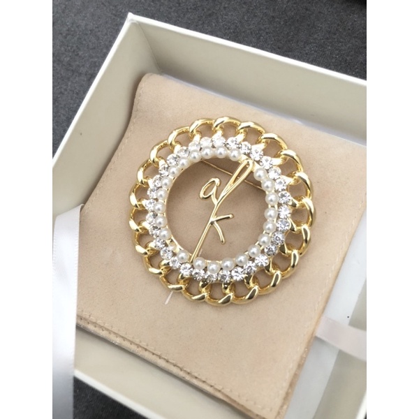 preloved brooch wearing klamby