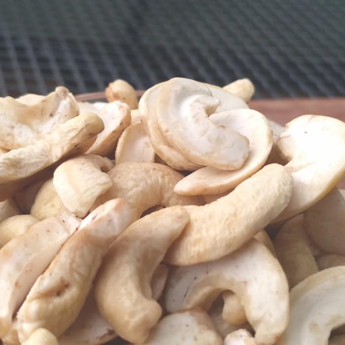 

Kacang Mede belah 2 Mentah 1kg Sulawesi Grade-2