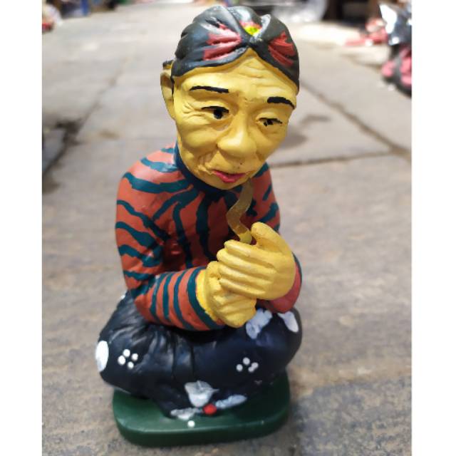 PAJANGAN MINIATUR PAK TUA BAWA KERIS BAHAN FIBERGLASS UKURAN 18x9x8 cm - DEKORASI RUMAH