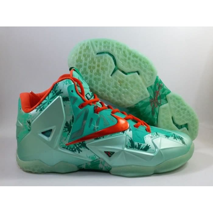 Sepatu basket Lebron 11 Christmas