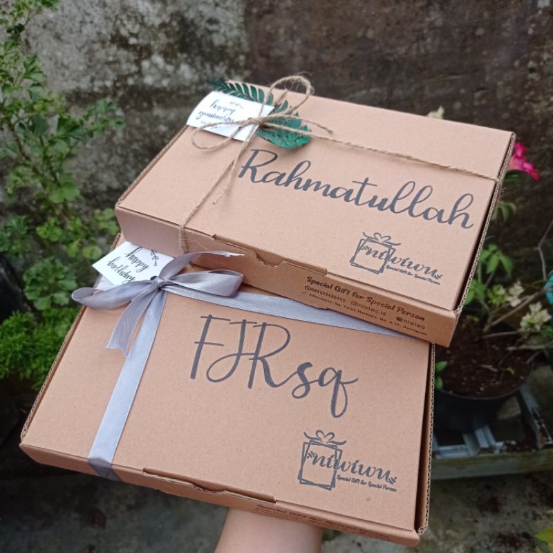 

[HANYA DIORDER JIKA SDH ATC BOX ATAU PAJANGAN YG FREE BOX] tambahan lettering nama di box packaging