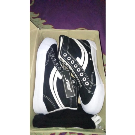 sepatu johnson black and white
