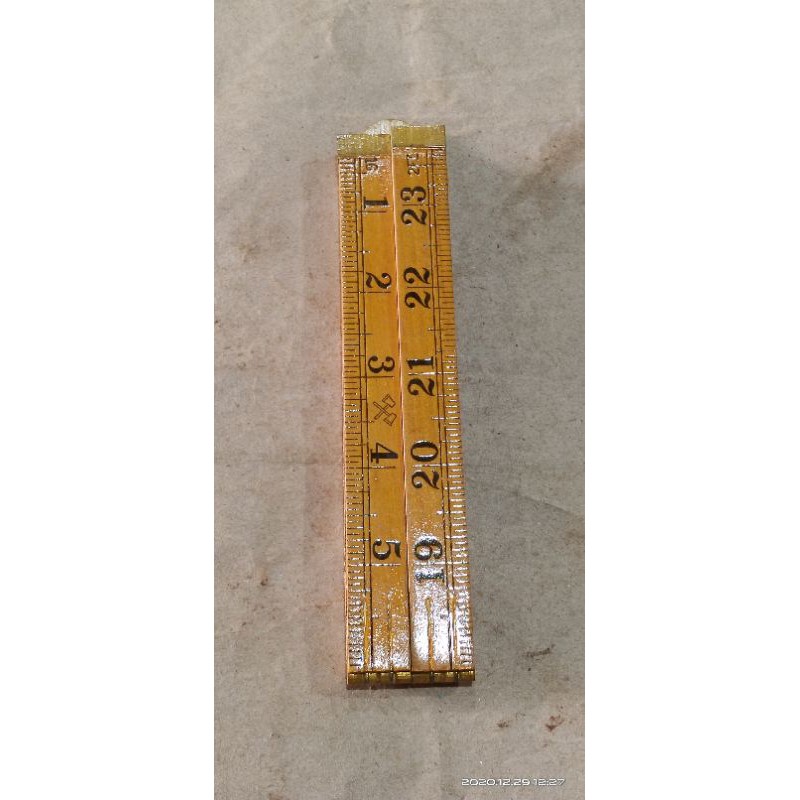 Meteran Kayu Lipat 4 Panjang 60 cm. Merk Two Axe Brand. Made in China.