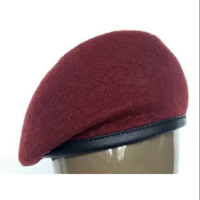 Topi baret merah marun