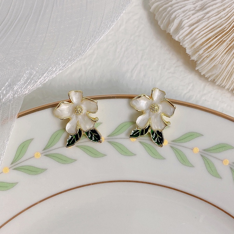 Anting Stud Desain Bunga Gardenia Warna Putih Untuk Aksesoris Perempuan