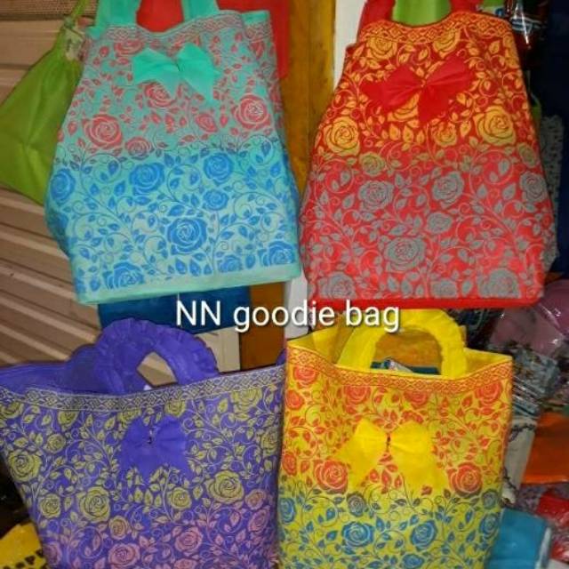 

Tas Spunbond/Tas Box Nasi/Tas Slametan/Tas Goodie bag/Tas Syahrini Size 22×22