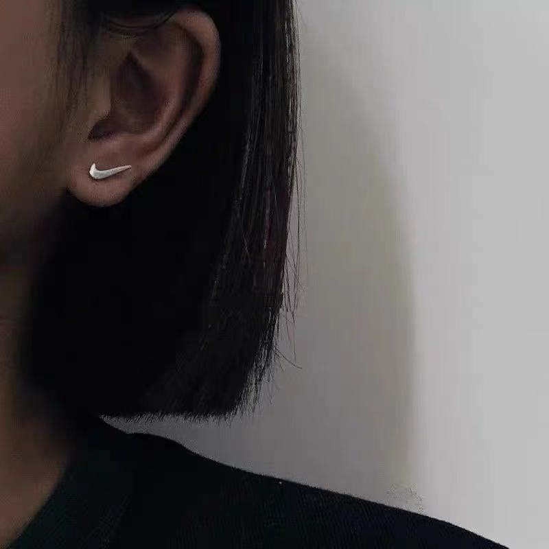 Gaya Baru Hip-Hop Sepasang Anting Kait Versi Korea Gaya Olahraga Unik Trendi Sederhana Tidak Luntur Pria Wanita Pasangan Anting Stainless Steel