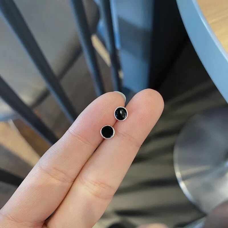 1 Pasang Anting S925 Silver Needle Bentuk Hati Geometris Mini Warna Hitam Untuk Pria Dan Wanita