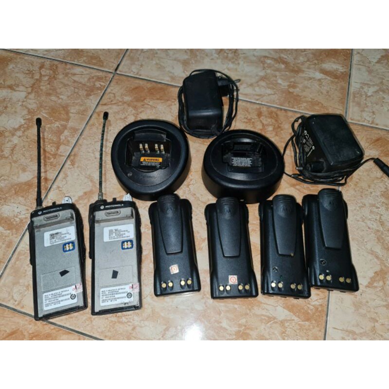 2ht uhf 2charger gp338  2batre gp338 tidak normal 2 batre modif normal