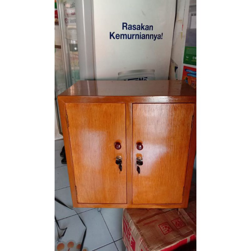 lemari narkotik atau lemari obat