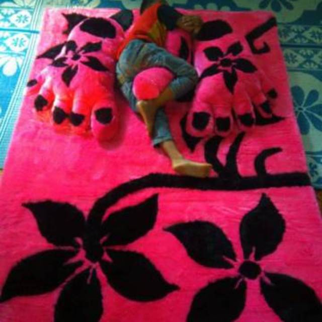 Karpet karakter plus bantal