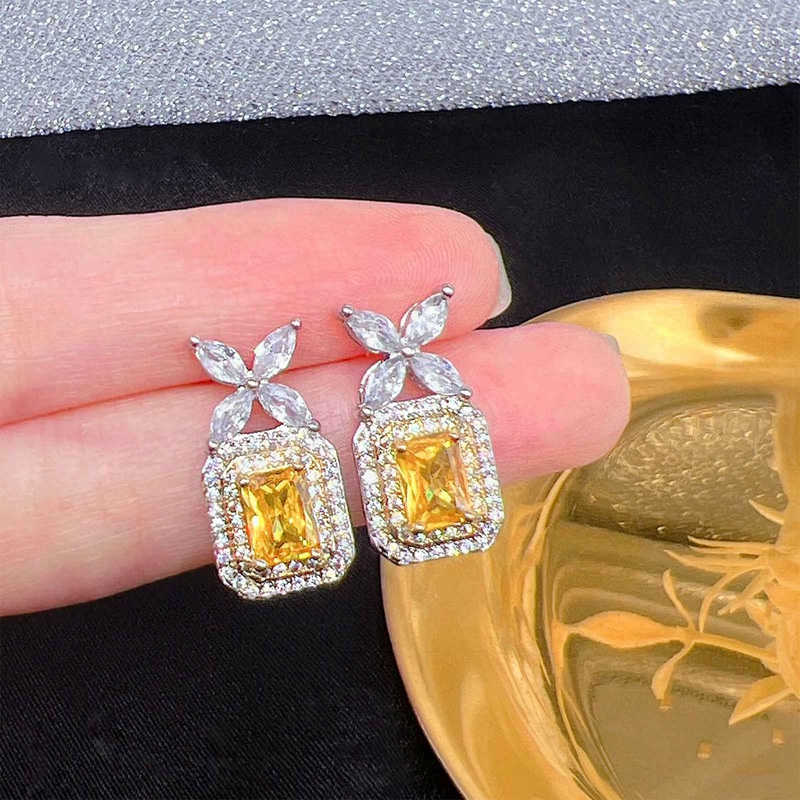 Anting Tusuk Sterling Silver 925 Bentuk Kotak Hias Berlian Imitasi Warna Kuning Untuk Wanita