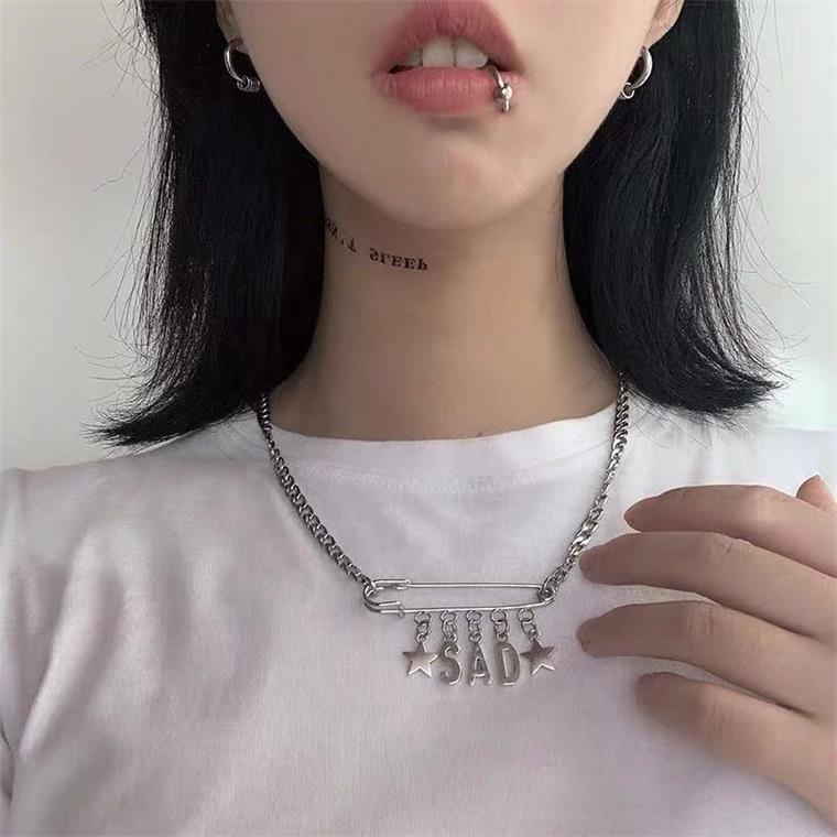 In Harajuku Hongkong gaya hip hop elegan pin huruf kalung kepribadian XINGX kalung trendi pria dan w