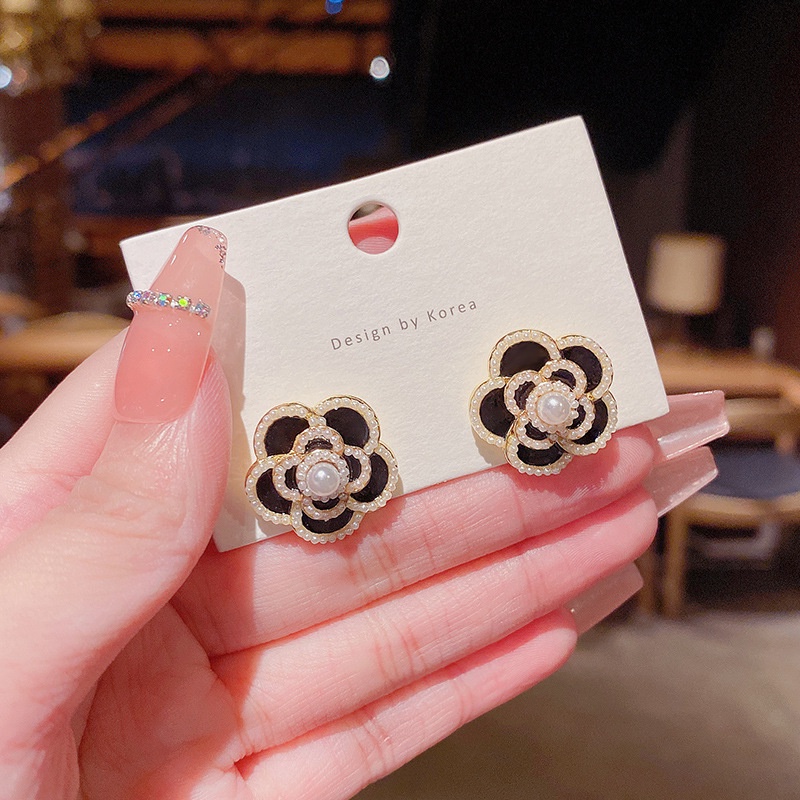 Anting Stud Silver Needle S925 Hias Mutiara Camellia Warna Hitam Untuk Wanita