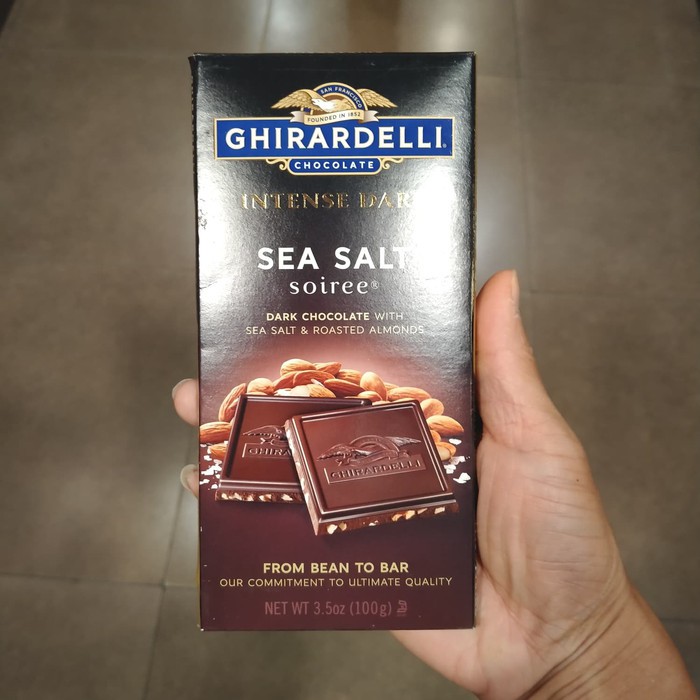 

Ghirardelli Intense Dark Chocolate Sea Salt Soire Bar 100gr Import