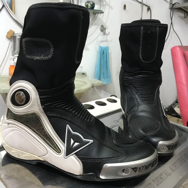 sepatu dainese