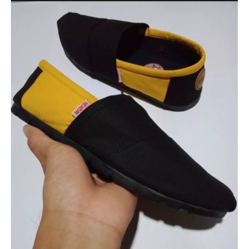 [ Size 36-43 ] Sepatu wakai label vietnam pria dan wanita terlengkap-Hitam kuning