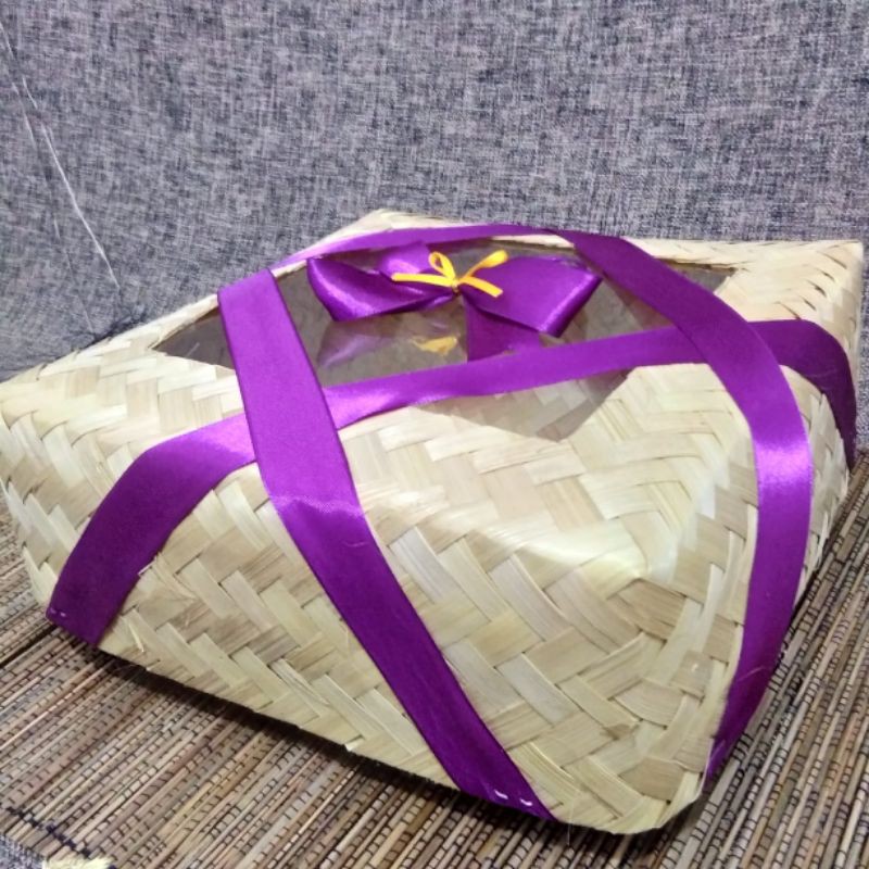 

Besek Bambu 25cm Mika Pita Silang|Hampers|Makanan|Hantaran|Serahan|Box|Saji|Parcel Buah|Kotak