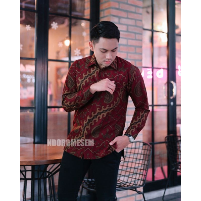 KEMEJA BATIK PREMIUM WARNA MERAH MARUN NDOROMESEM LENGAN PANJANG GEMBIROLOKO KATUN HALUS BATURADEN