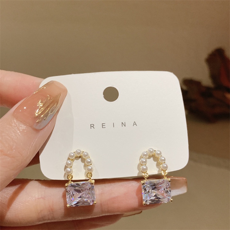 Anting Titanium Korea Perempuan Aksen Gembok Berlian Gaya Simple Elegant ANT105