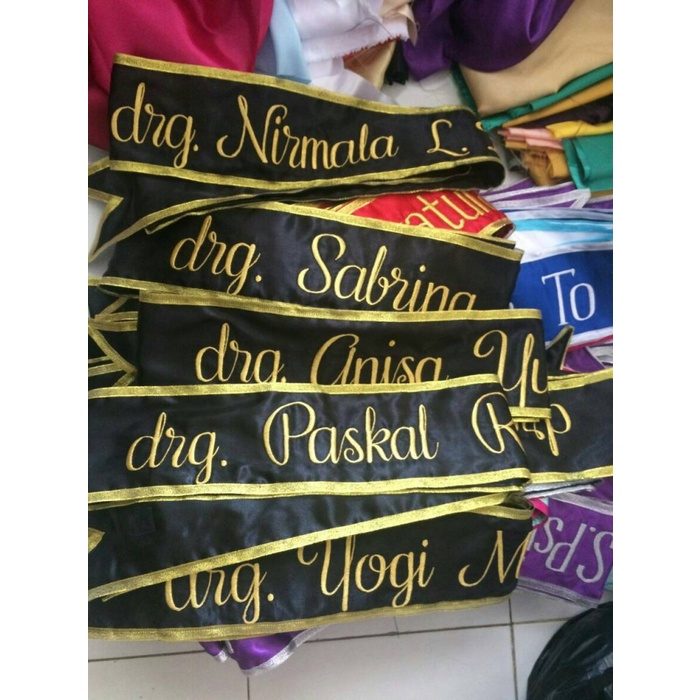 Sash-Selempang- Slempang Wisuda / Slempang Bordir / Slempang Nama (Font Bebas) -Selempang-Sash.