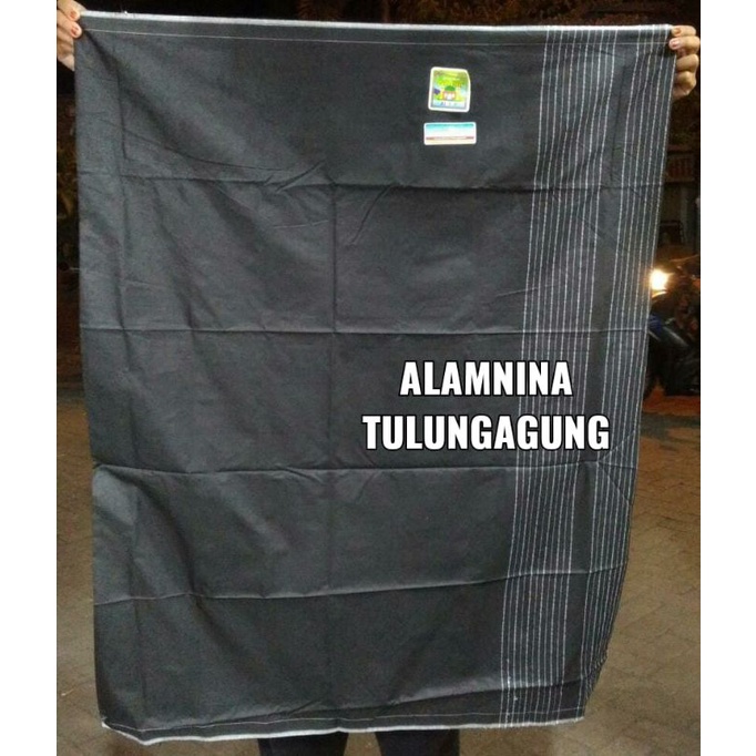 sarung anak warna hitam dan putih