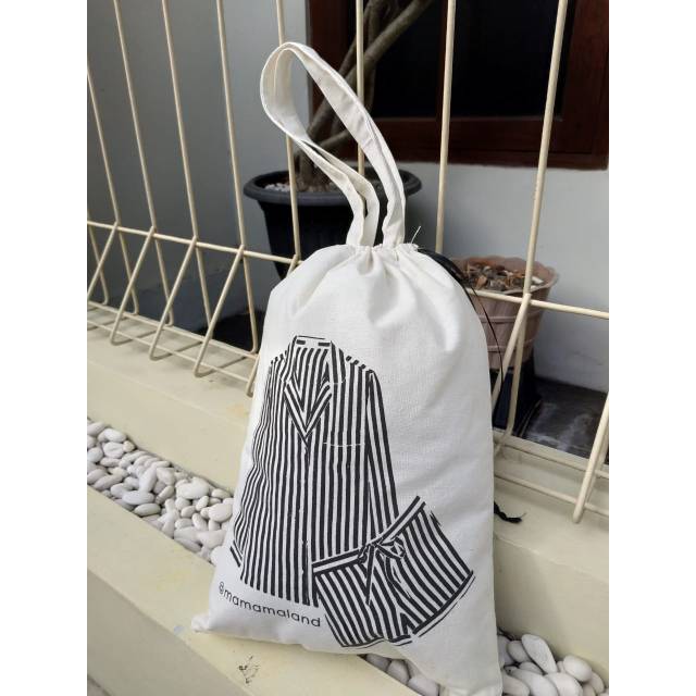 

Totebag serut blacu tebal, uk.25x35cm, sablon 1 warna.