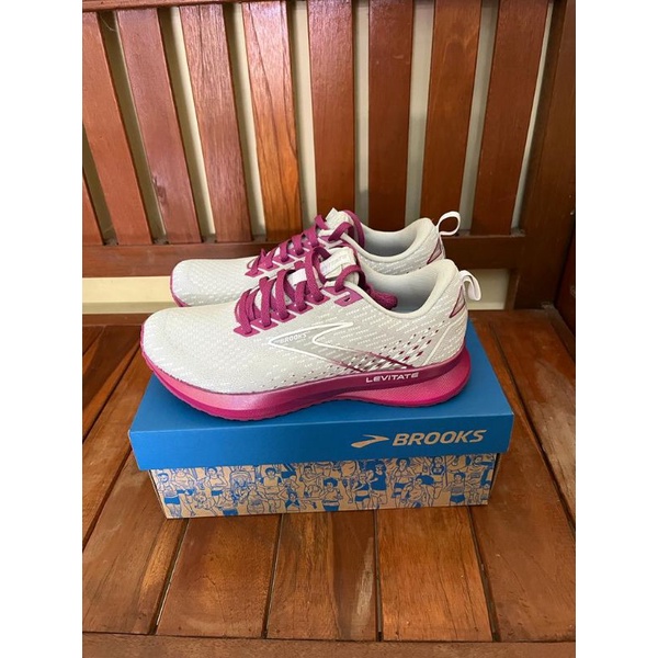 Brooks Levitate 5 Woman Running Shoes