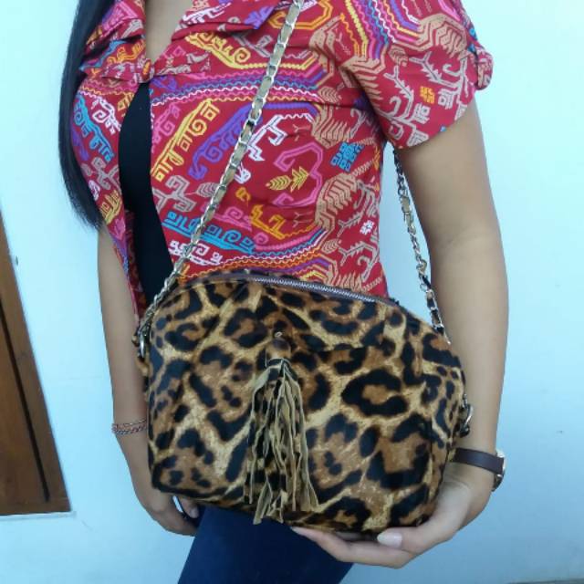 Tas selempang bulu motif animal asli