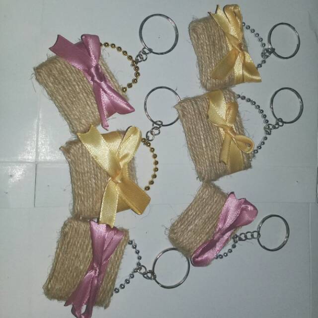 Souvenir gantungan kunci tas rami mini