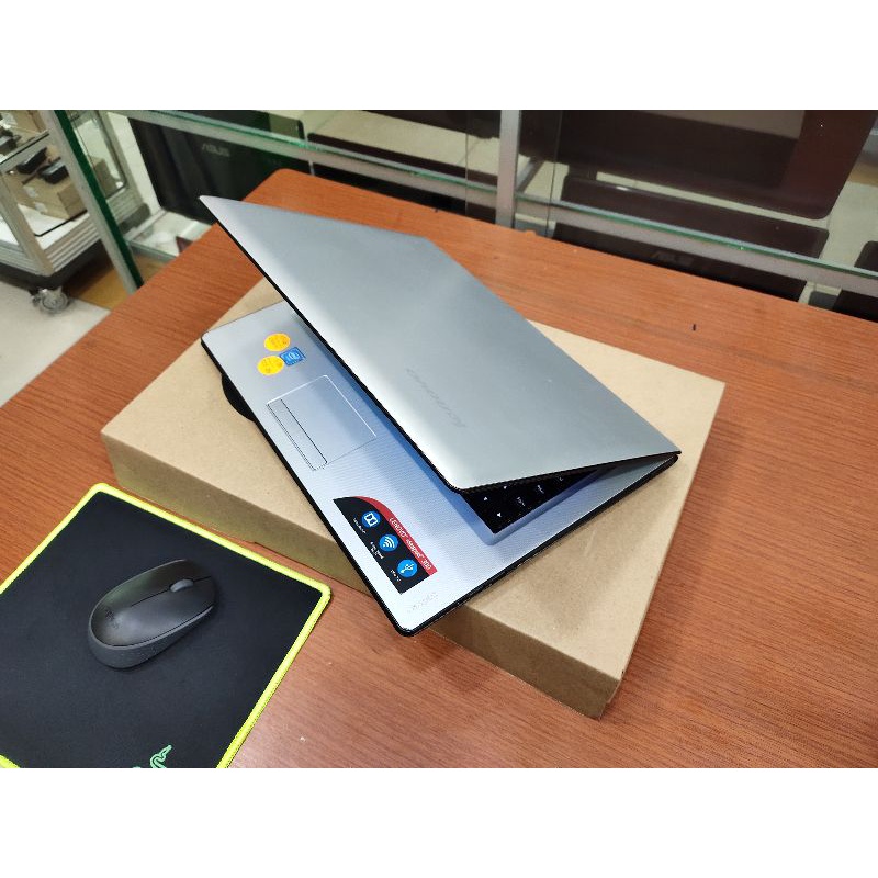 Laptop Lenovo ideapad 300 Ram 4GB HARDISK 500GB Istimewa siap pakai Laptopnya tipis