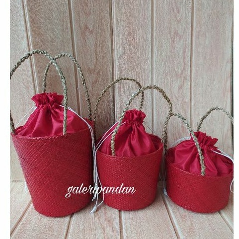 

TAS EMBER ANYAMAN PANDAN MENDONG 1, 2 , 3 TOPLES LEBARAN IMLEK NATAL TERBARU