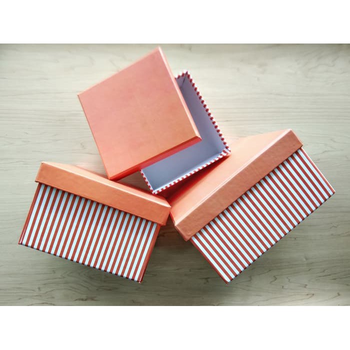 

Kotak Kado / Kotak Hadiah / Gift Box Jumbo D / Garis Orange