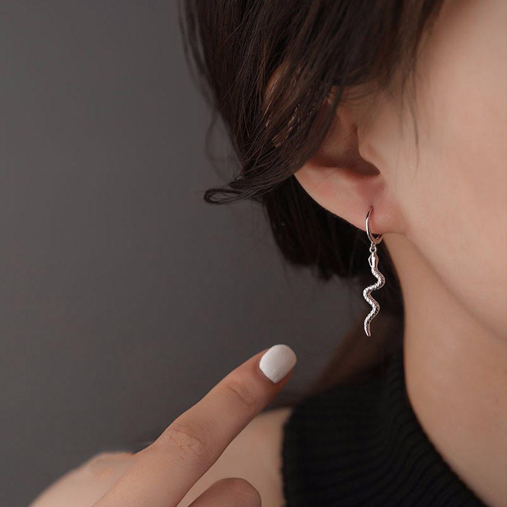 NEEDWAY Ular Berbentuk Anting Geometris Indah Wanita Punk Fashion Perhiasan Alloy Perempuan Telinga Studs