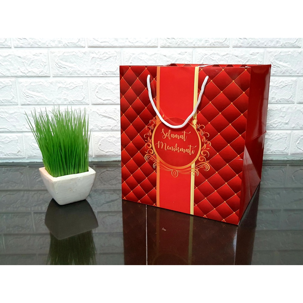 

Paperbag Merah Motif (Untuk Box Nasi) Uk. 25 x 25 x 28 cm